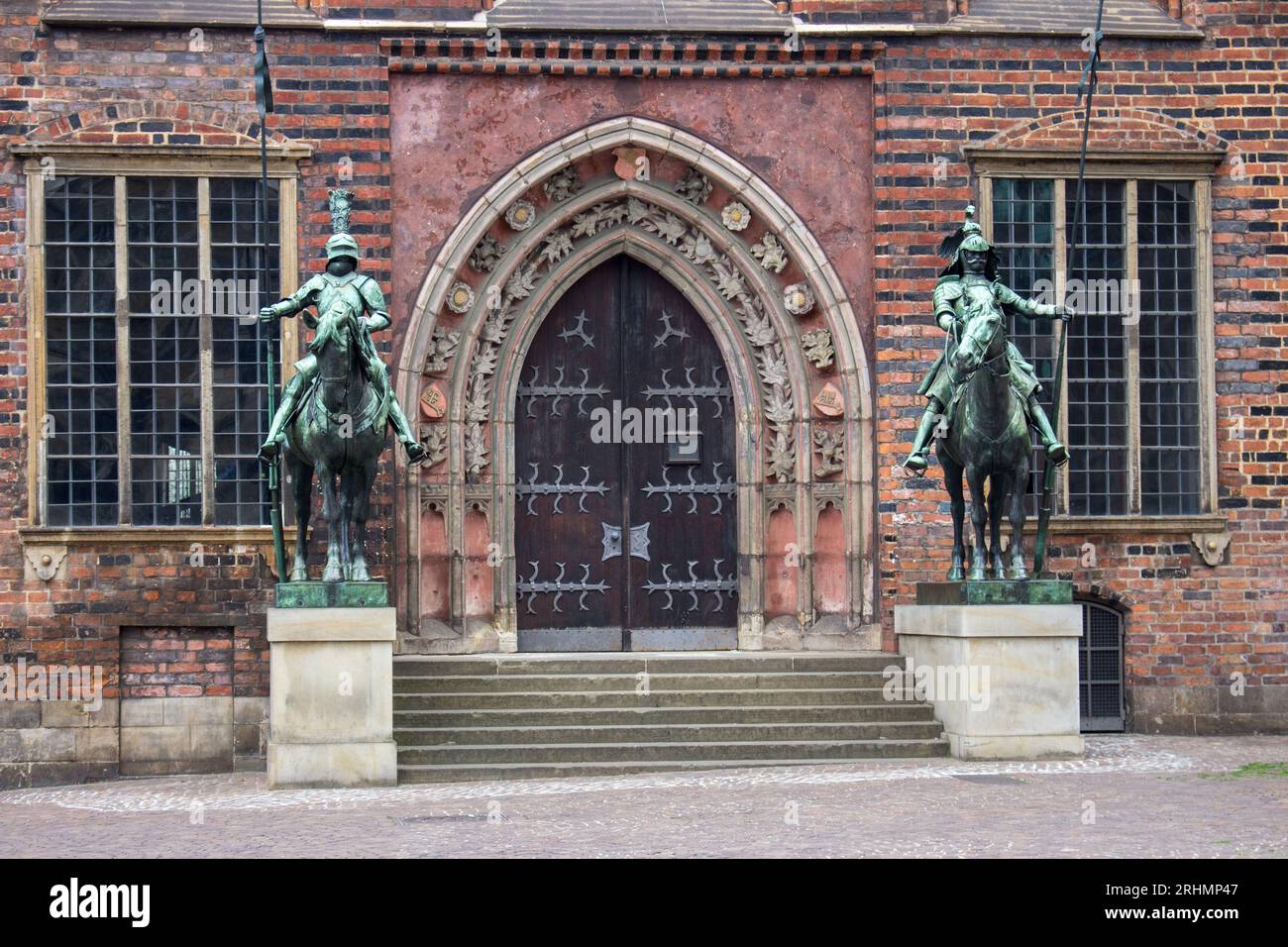 Bronzestatue mittelalterlicher Ritter in der Nähe des Bremer Rathauses. Das kulturelle Erbe Deutschlands. Antike Skulpturen im Zentrum Bremens. Mittelalterliche Kunst Stockfoto