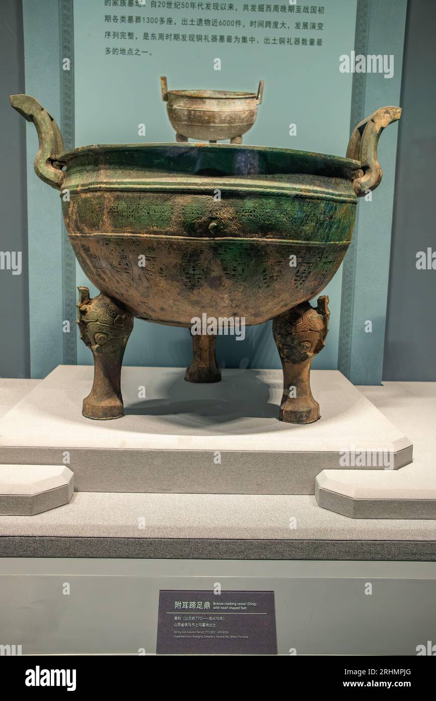 Taiyuan Shanxi China-Juli 29 2023: Bronzenes Kochgefäß mit hufförmigen Füßen im Shanxi Museum. Stockfoto