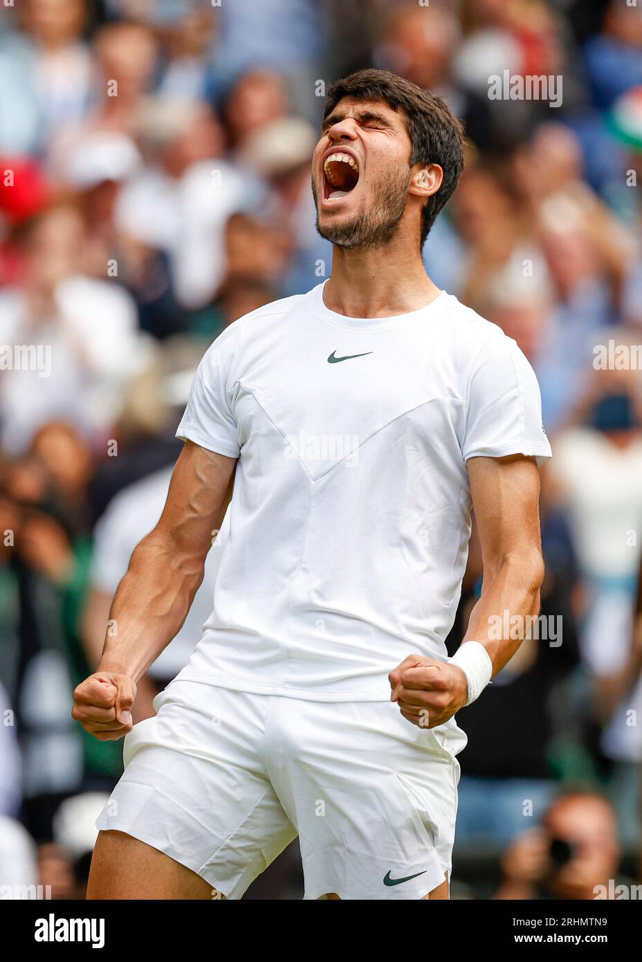 Der spanische Tennisspieler Carlos Alcaraz (ESP) feiert seinen Sieg bei den Wimbledon Championships 2023 im Einzel-Finale der Männer in London, England. Stockfoto
