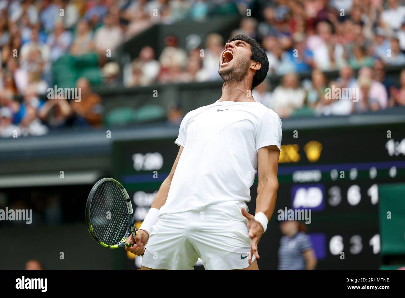 Der spanische Tennisspieler Carlos Alcaraz (ESP) feiert seinen Sieg bei den Wimbledon Championships 2023 im Einzel-Finale der Männer in London, England. Stockfoto