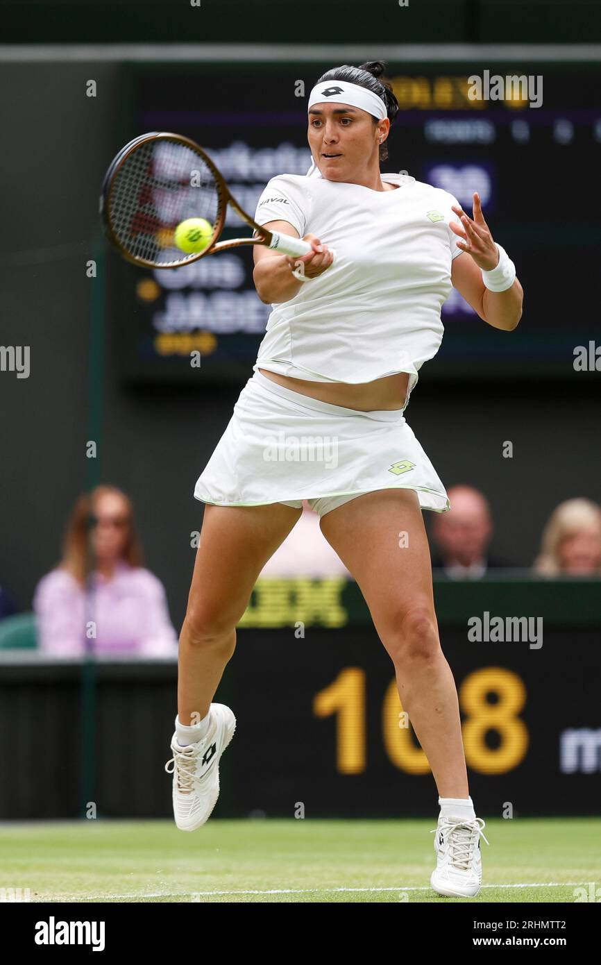 Tennisspieler Ons Jabeur (tun) in Aktion bei den Wimbledon Championships 2023, All England Lawn Tennis and Croquet Club, London, England. Stockfoto