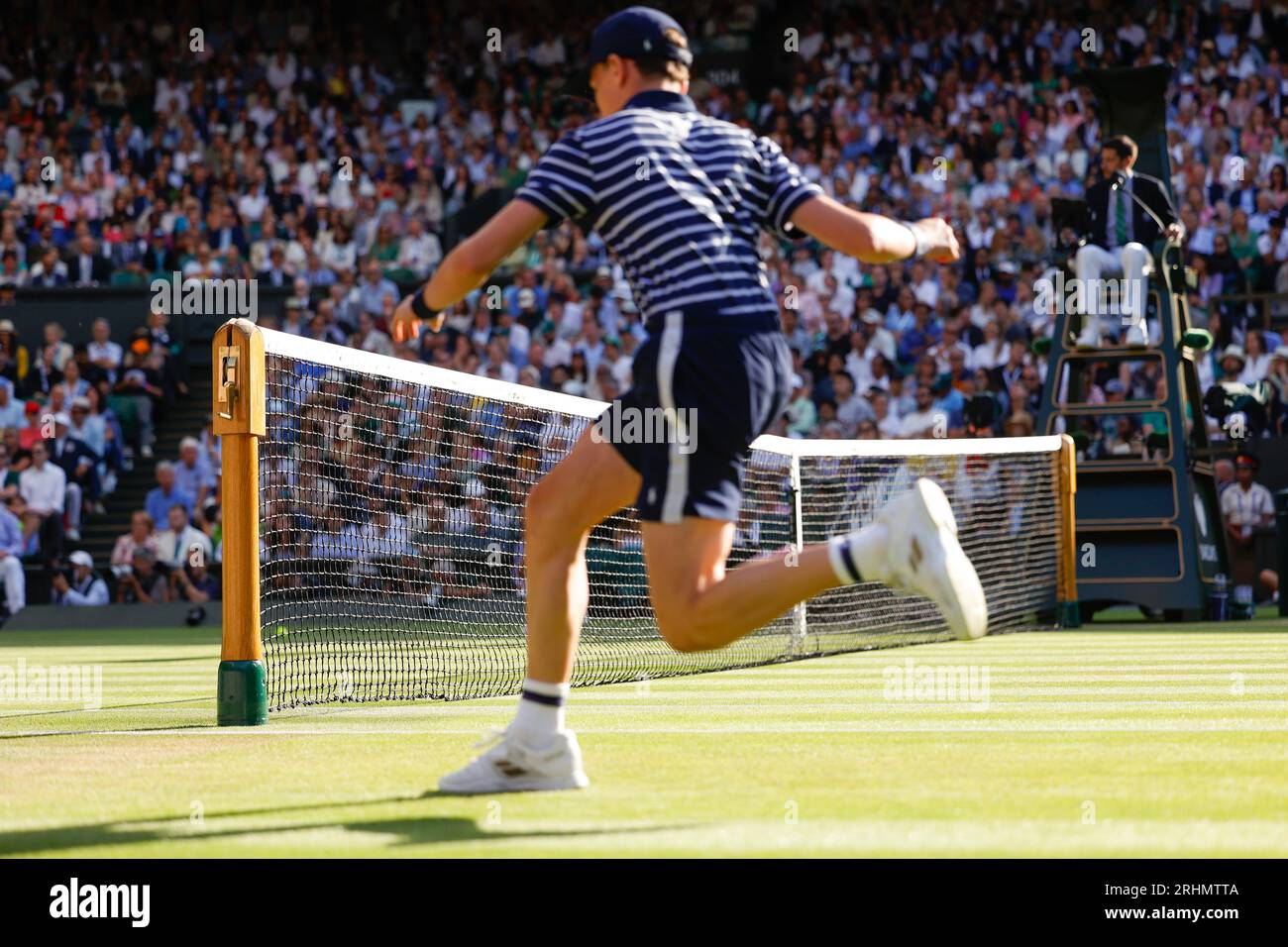 Nachmittagslicht im Netz und Mittelfeld bei den Wimbledon Championships 2023, All England Lawn Tennis and Croquet Club, London, England. Stockfoto