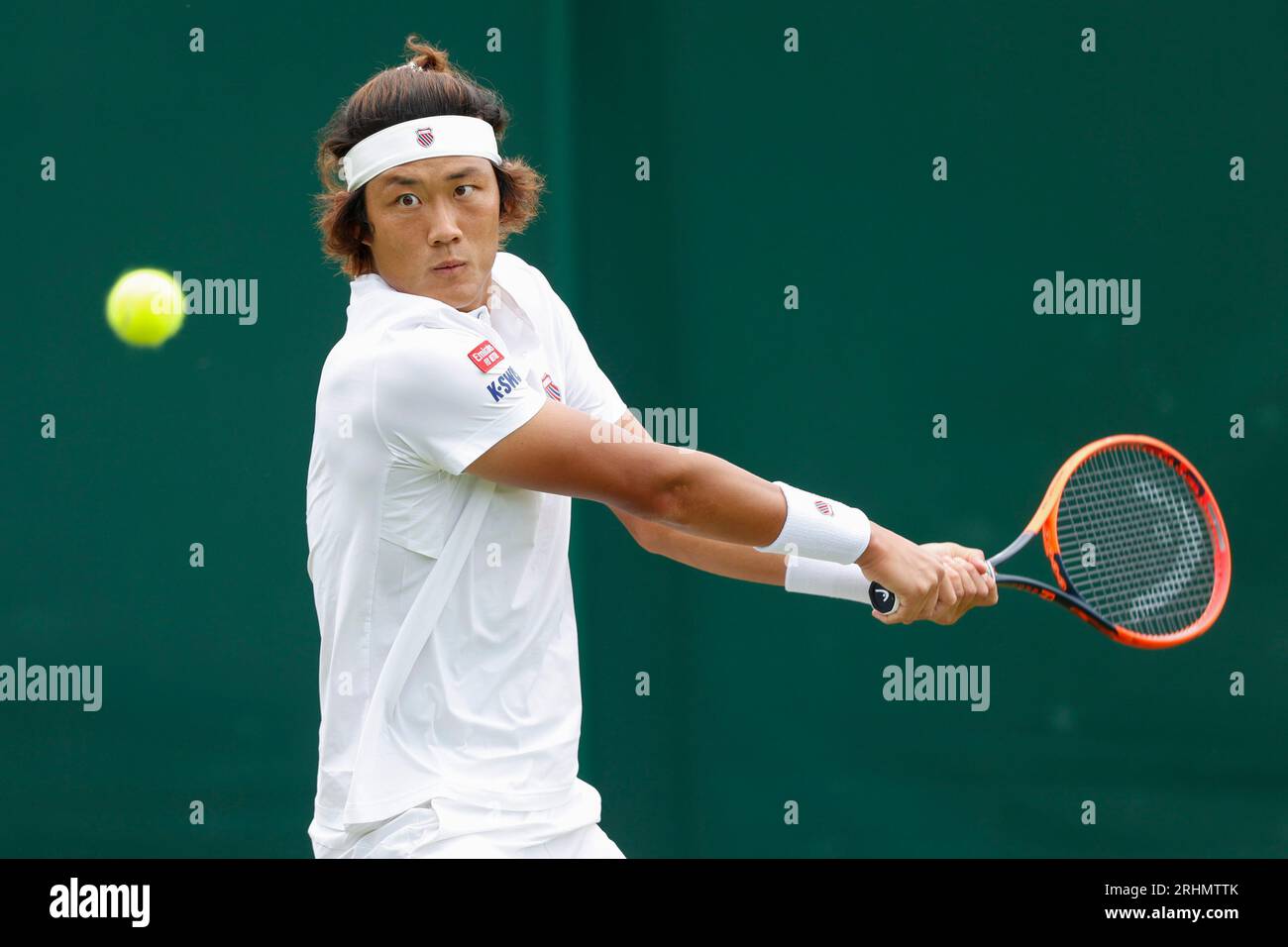 Tennisspieler Zhizhen Zhang aus China in Aktion bei den Wimbledon Championships 2023, All England Lawn Tennis and Croquet Club, London, England. Stockfoto