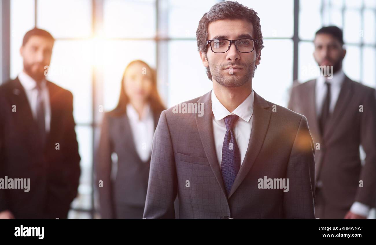Verschiedene Führungskräfte des Unternehmensteams, die mit einer multiethnischen Gruppe von Mitarbeitern posieren. Stockfoto