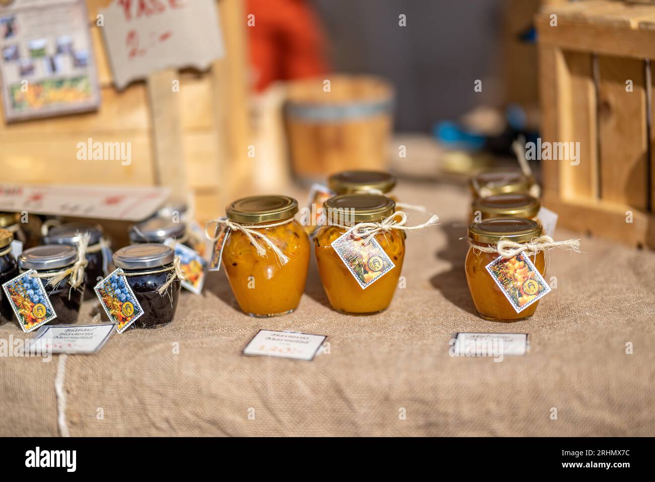 Sanddornmarmelade, die auf dem internationalen Food Festival während des August-Festivals 2023 verkauft wurde. Das August-fest ist eine jährliche Veranstaltung in Norrköping, Schweden. Stockfoto