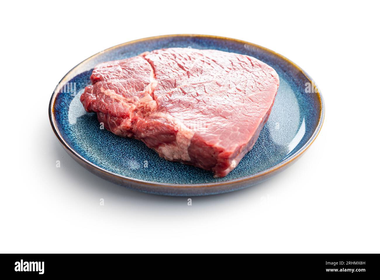 Rohes Filetsteak-Rindfleisch auf Platte isoliert auf weißem Hintergrund. Stockfoto