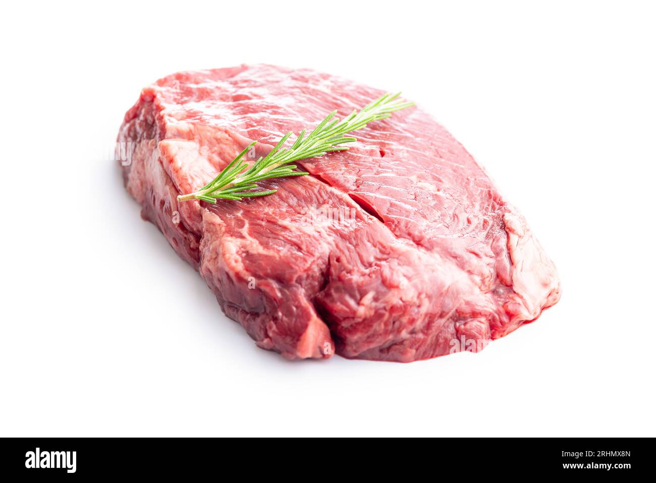 Rohes Filetsteak Rindfleisch und Rosmarin isoliert auf weißem Hintergrund. Stockfoto