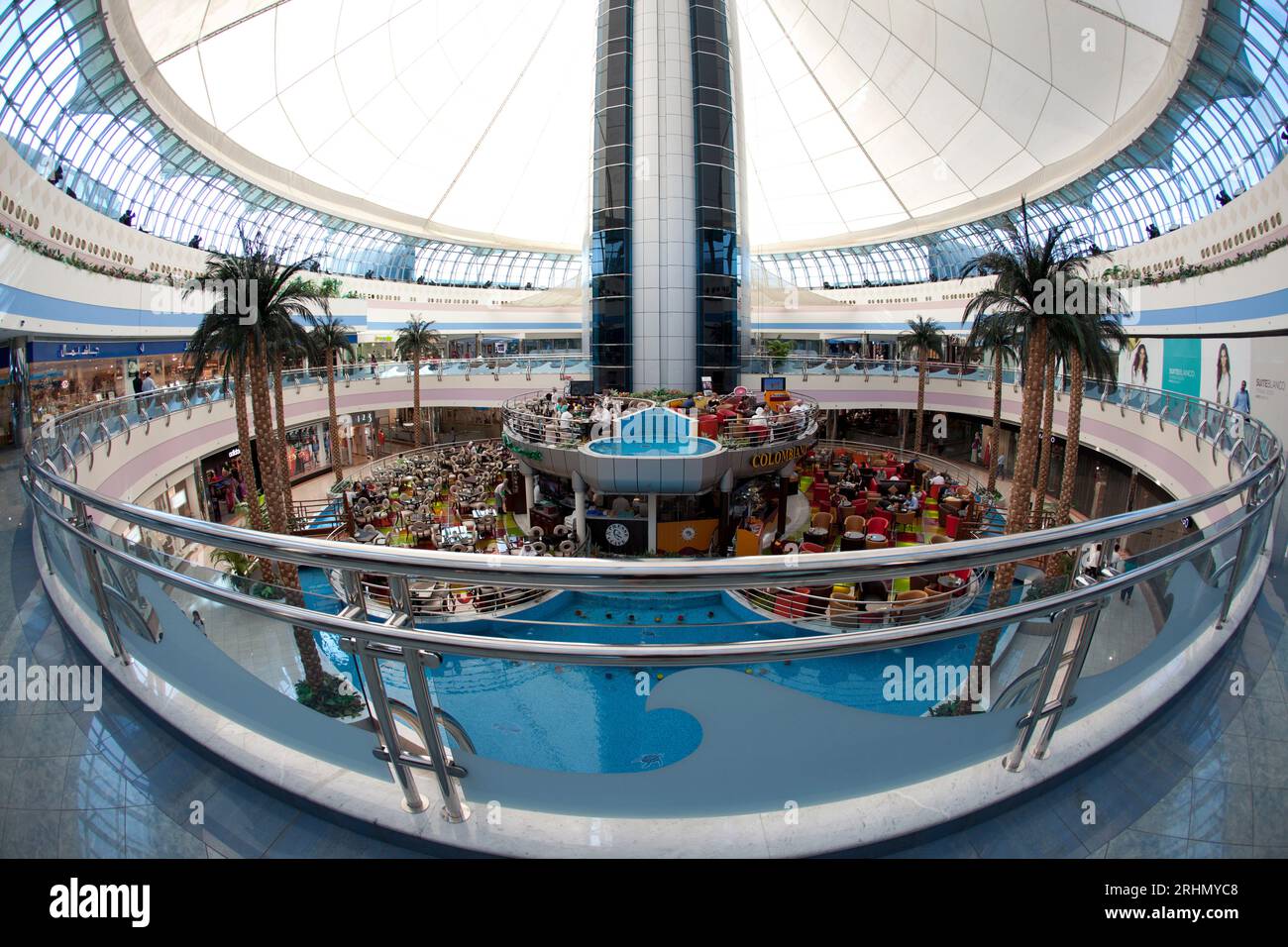 Vereinigte Arabische Emirate, Abu Dhabi, Coffee Shops in Marina Mall (Fish-Eye). Stockfoto