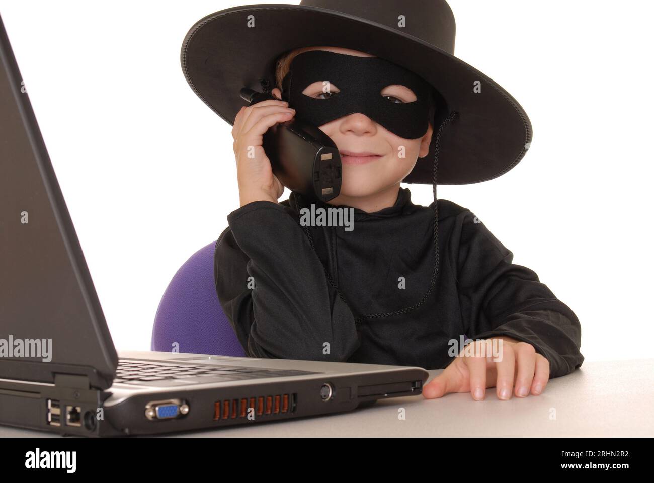 Kleiner Junge, der als Zorro am Helpdesk gekleidet ist Stockfoto