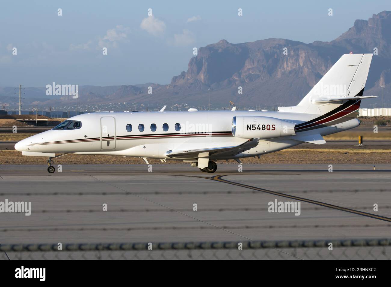 Ein Cessna 680 Latitude Business Jet, der nach der Landung auf der Rampe rollt. Stockfoto