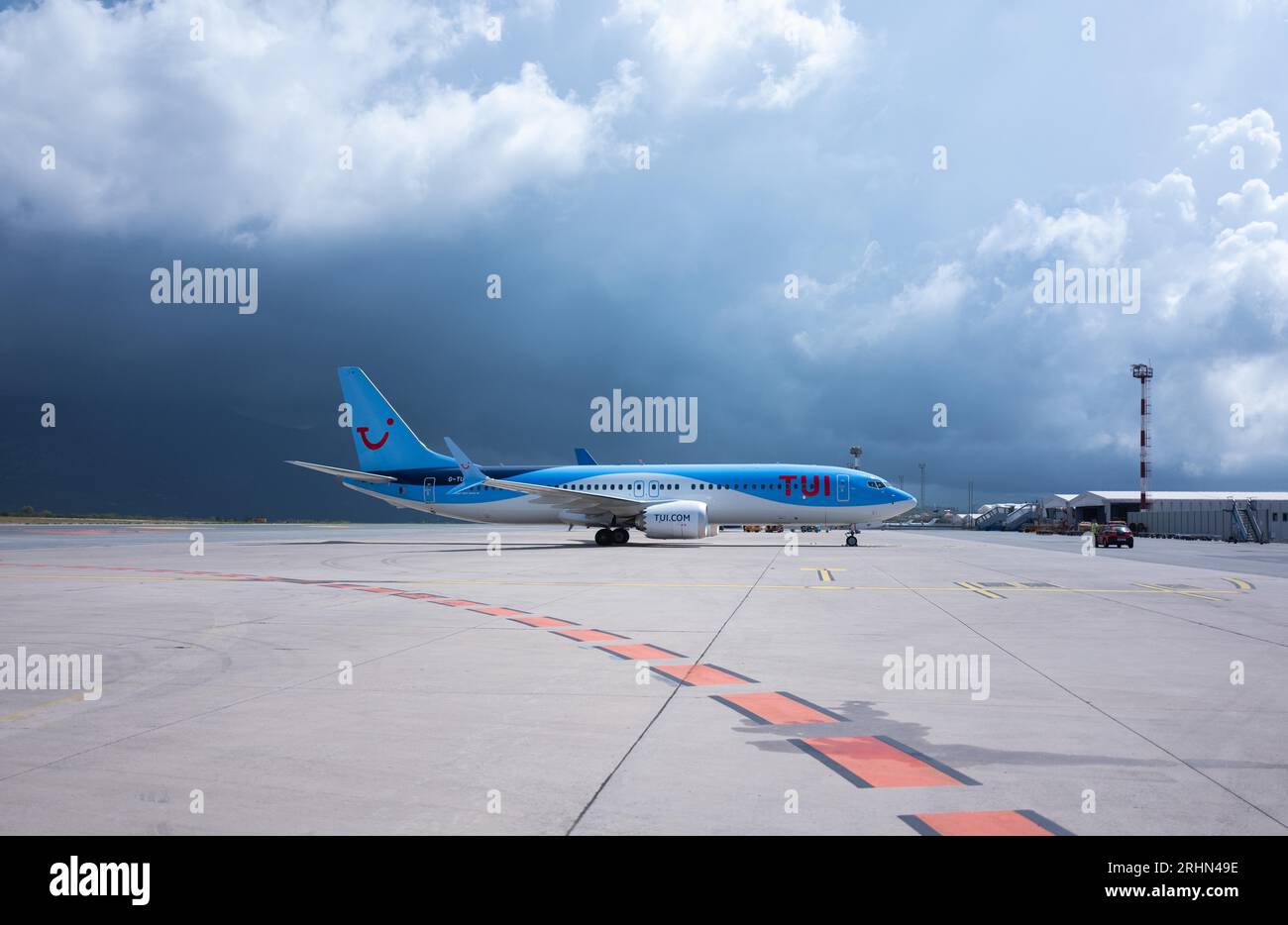 Bild ©lizenziert an Parsons Media. 21.08.2022. Dubrovnik, Kroatien. TUI-Flugzeug auf dem Asphalt am Flughafen Dubrovnik in Kroatien. Bild von Andrew Parsons / Parsons Media Stockfoto