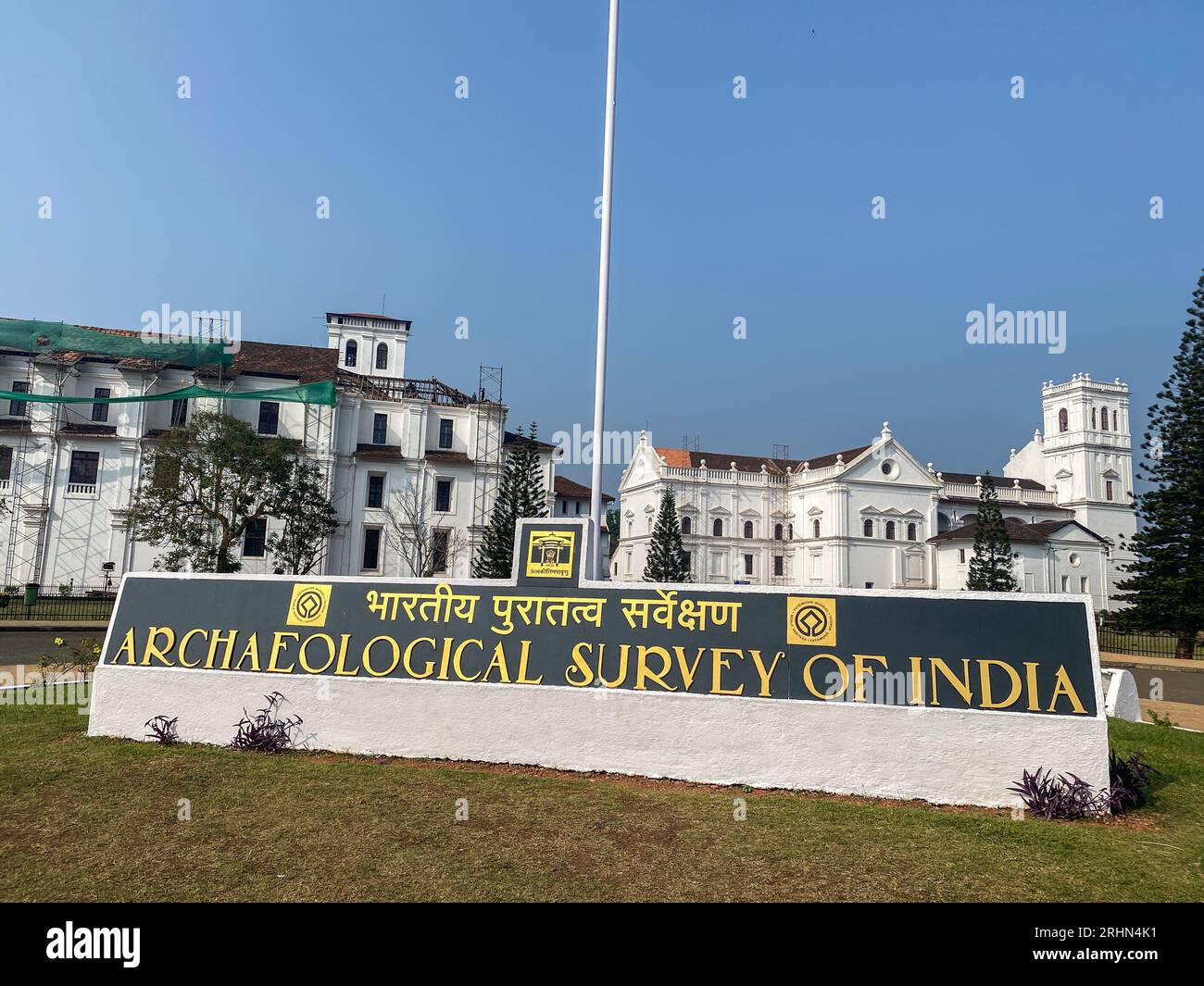 Old Goa, Indien - Januar 2023: Schild „Archaeological Survey of India“ am historischen St. Der Kirchenkomplex des Franz von Assisi gehört zum UNESCO-Weltkulturerbe Stockfoto