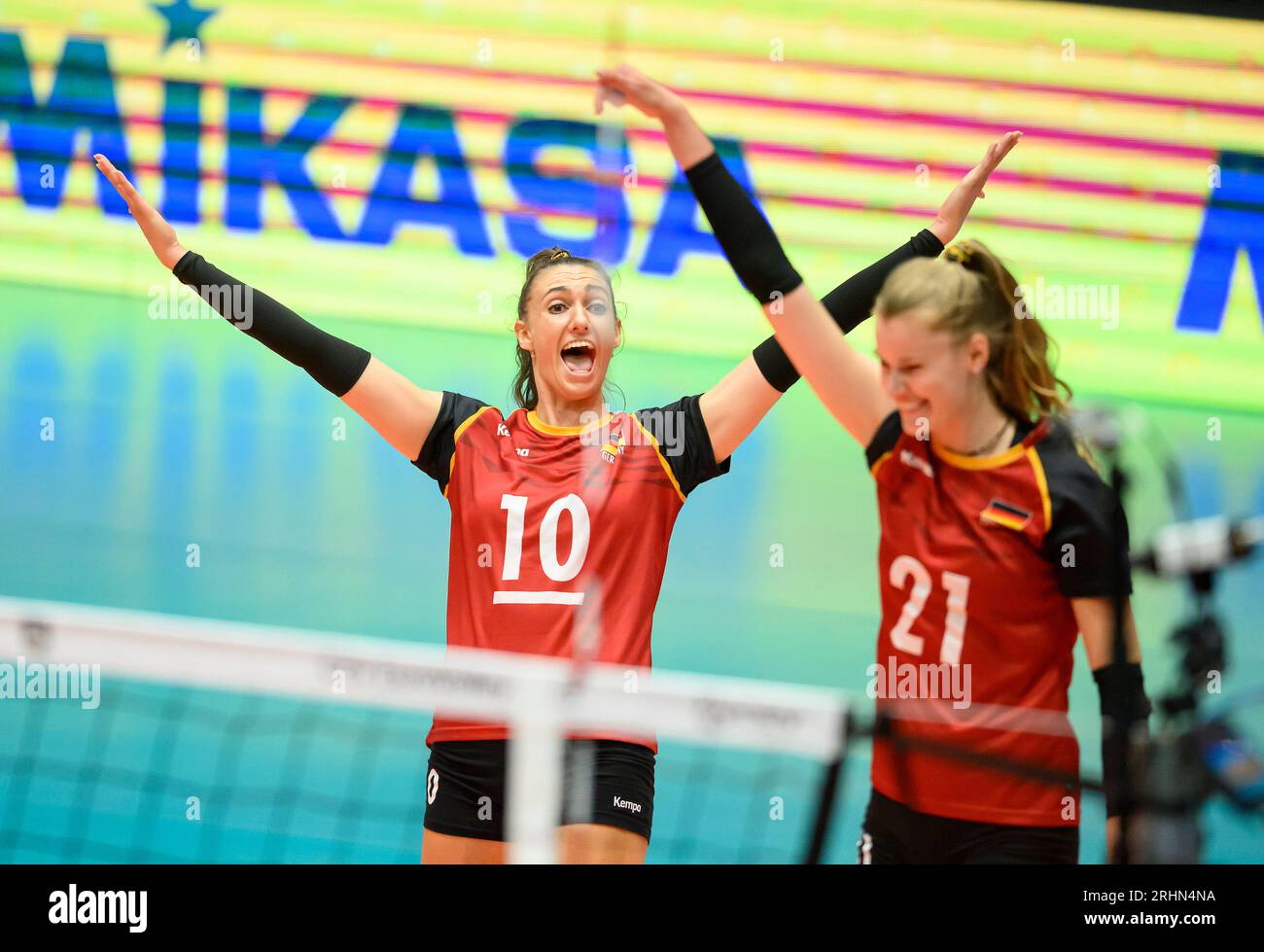 Düsseldorf/Deutschland. 17.08.2023, Düsseldorf, Deutschland. Aug. 2023. Jubilationsteam GER, links nach rechts Lena STIGROT (GER), Camilla WEITZE (GER), Griechenland (GRE) - Deutschland GER) 0: 3, auf der Volleyball-Europameisterschaft 17.08.2023 für Frauen, vom 15.08. - 03.09.2023 in Düsseldorf/Deutschland. Quelle: dpa/Alamy Live News Stockfoto