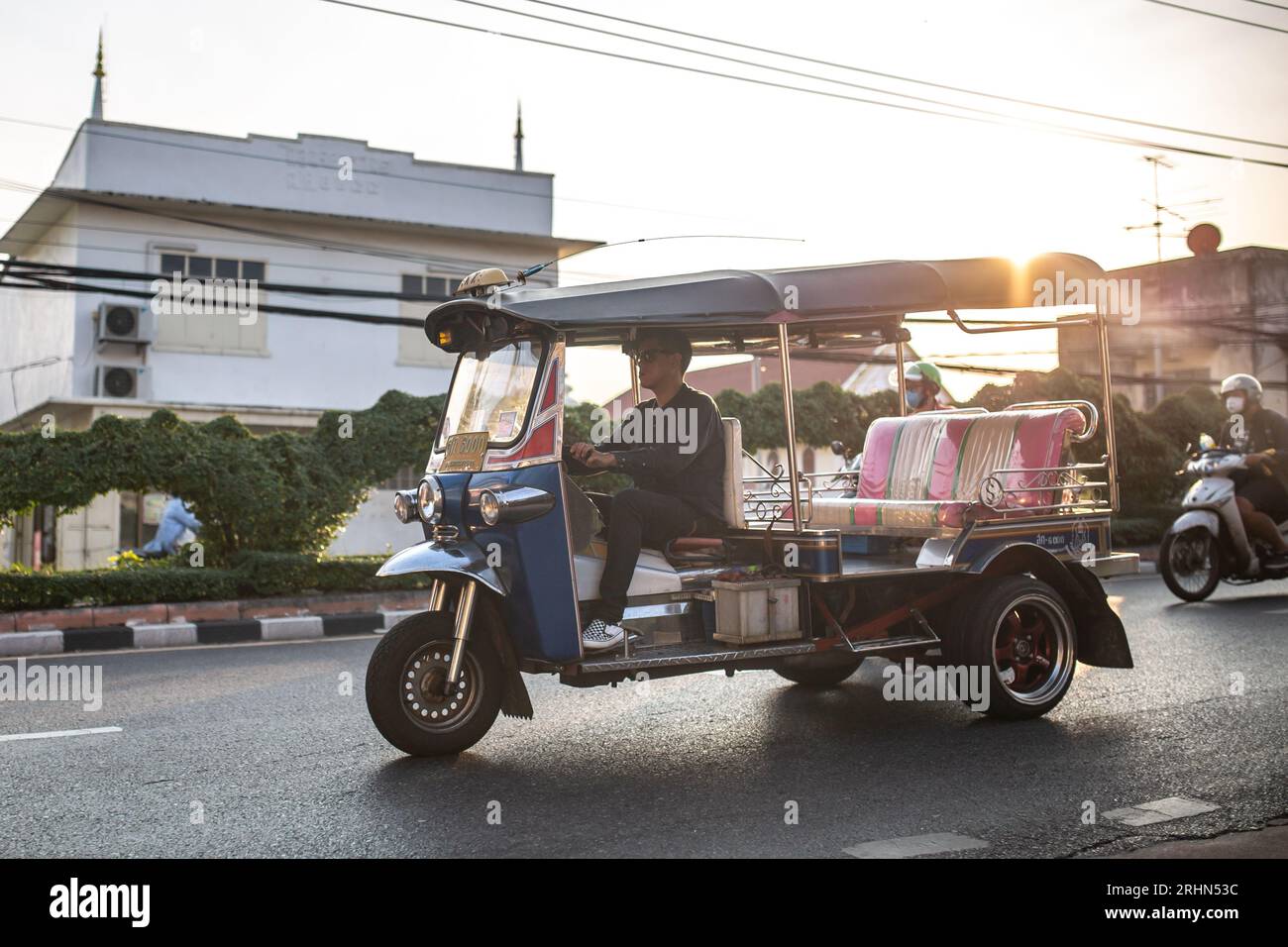 Bangkok, Thailand - 17. Januar 2023: Ein nicht identifizierter Mann wird beim Fahren eines Tuk-Tuk auf den Straßen von Bangkok gesehen. Stockfoto
