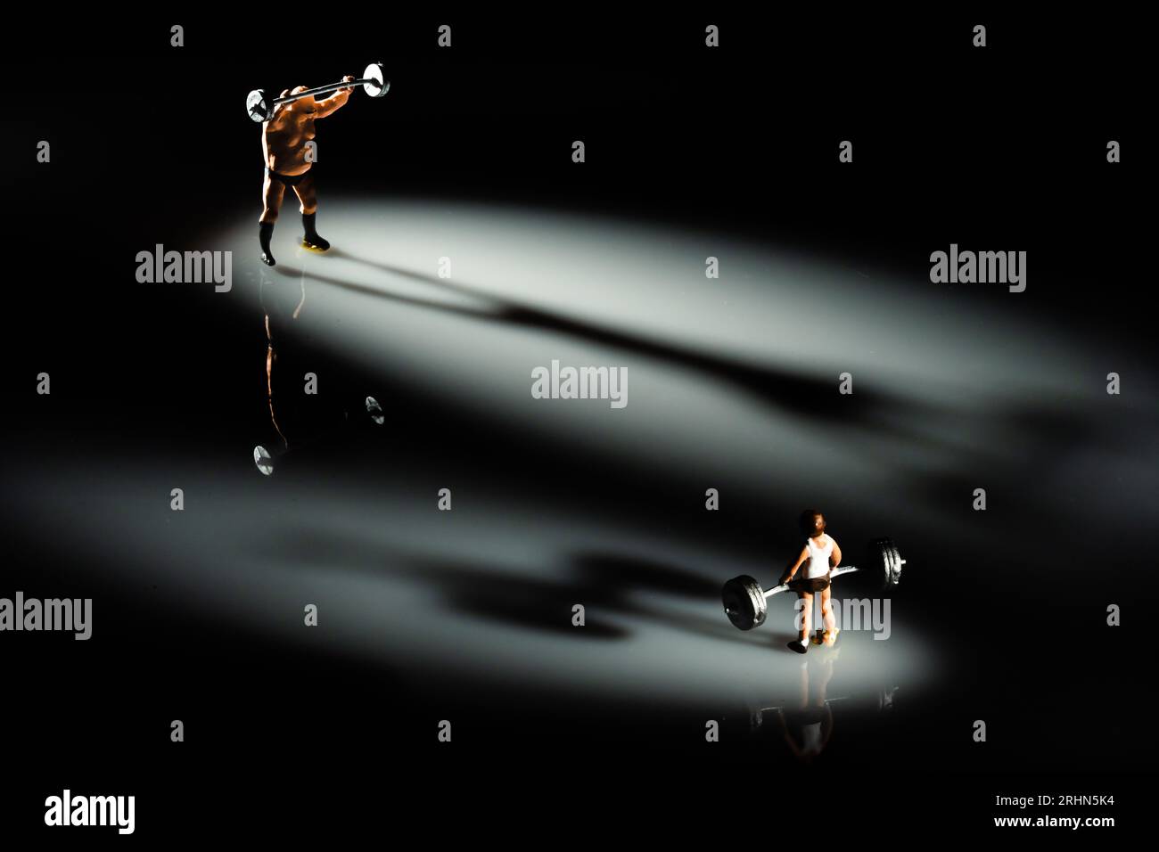 Miniatur-Aufbauhersteller und Gewichtheber Stockfoto