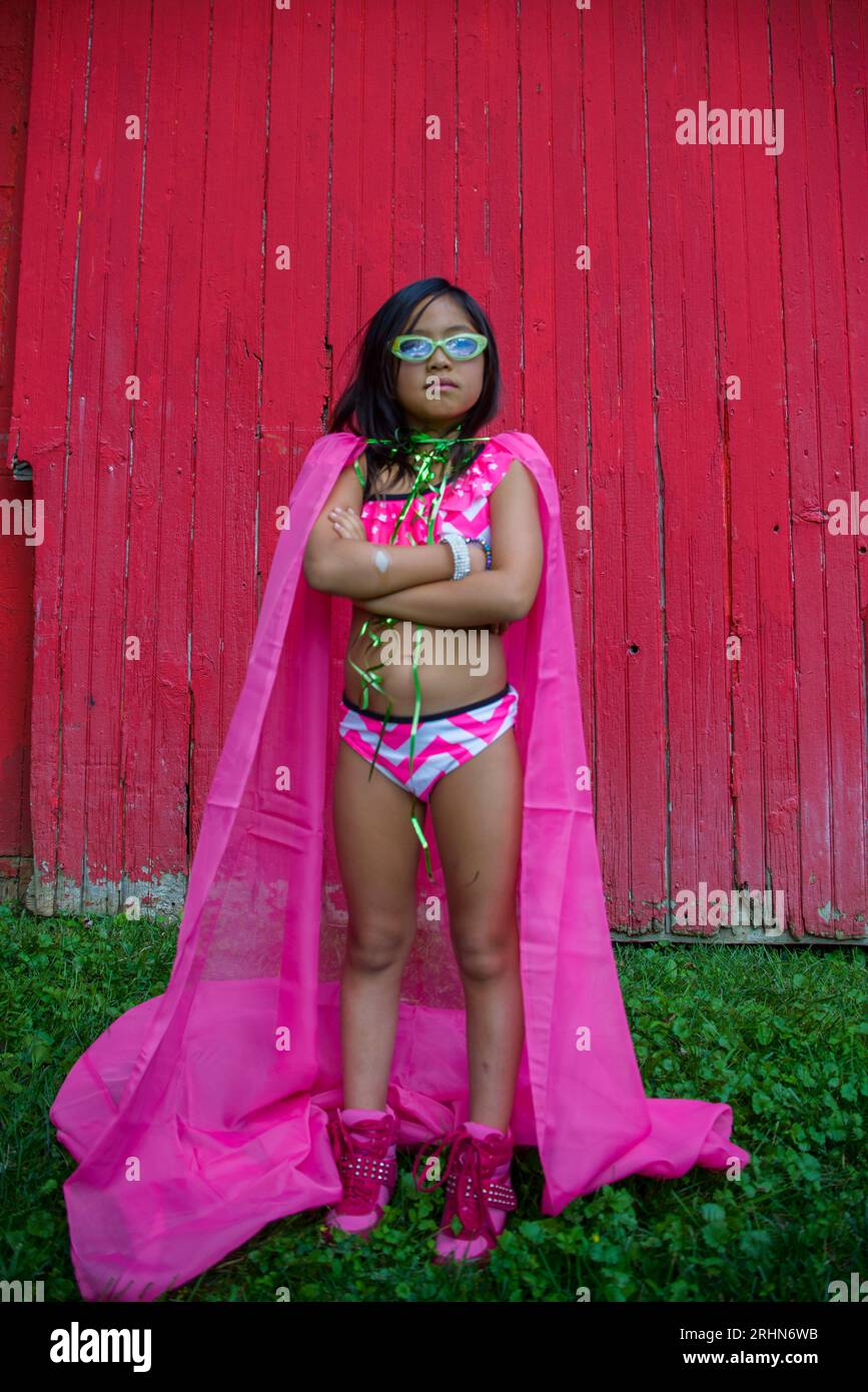 Vietnamesisch-amerikanisches 7-jähriges Mädchen, das ihre Lieblingsoutfits präsentiert Stockfoto