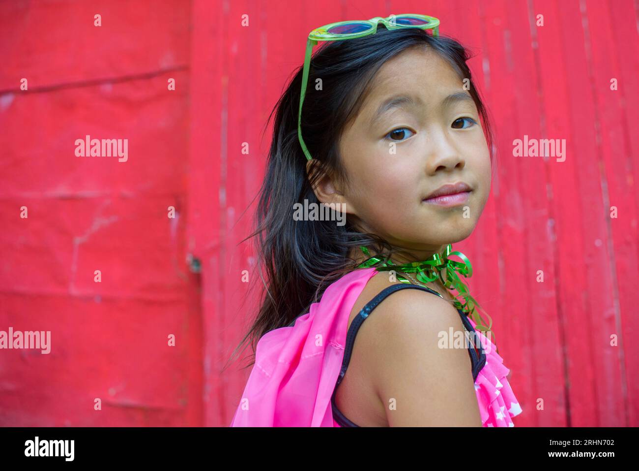 Vietnamesisch-amerikanisches 7-jähriges Mädchen, das ihre Lieblingsoutfits präsentiert Stockfoto