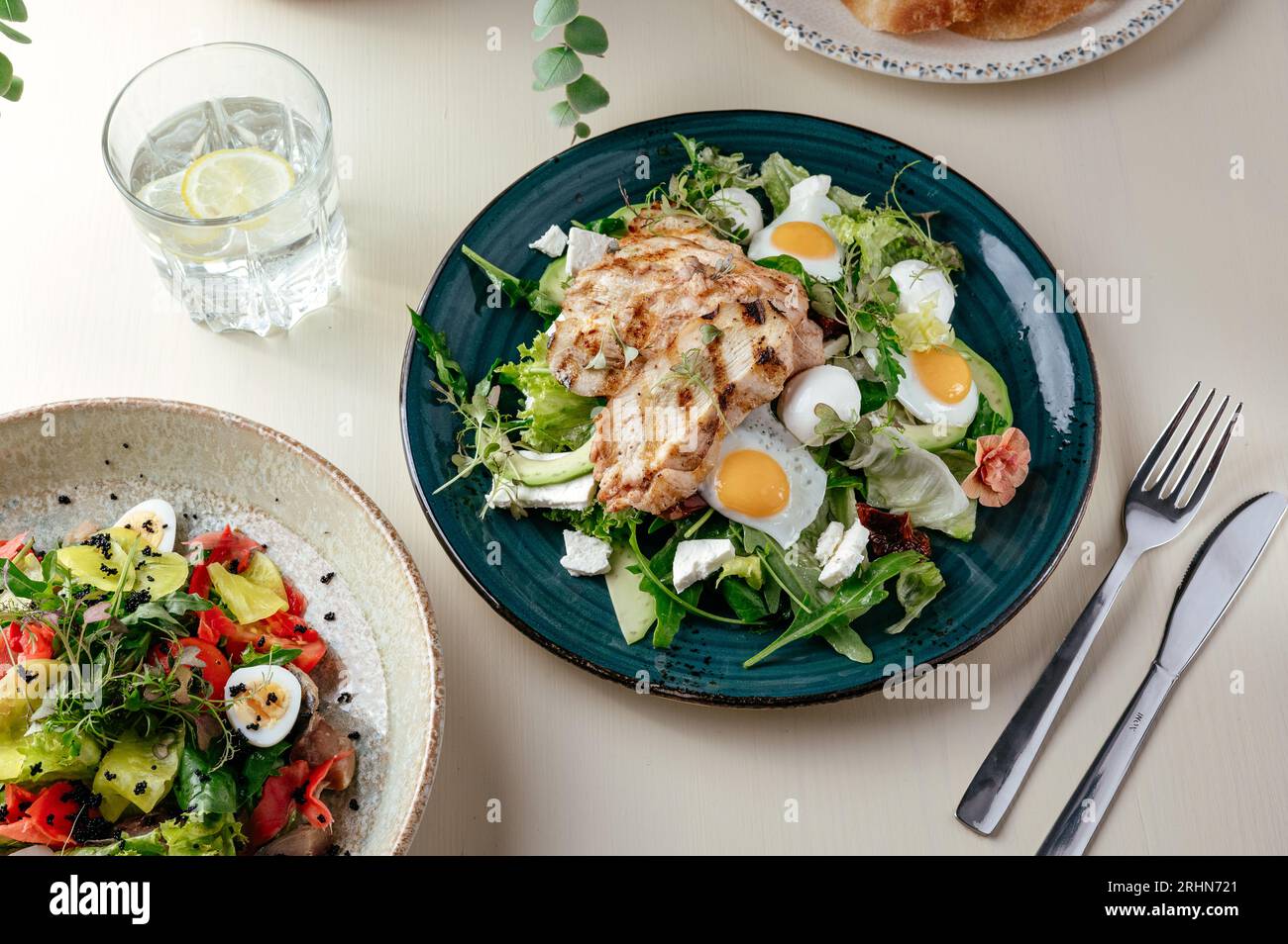 Warmer Salat mit gegrilltem Hähnchen und Ei. Restaurantmenü Stockfoto