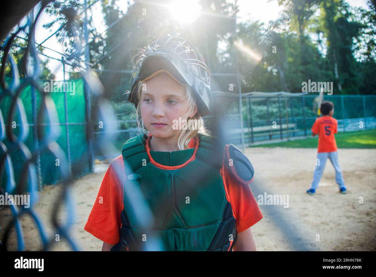 Das 10-jährige Mädchen ist der Catcher der kleinen Liga Stockfoto