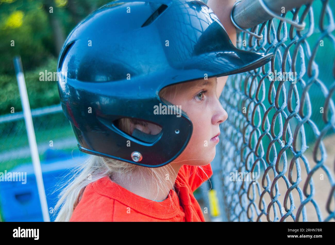 Das 10-jährige Mädchen ist der Hammer in der kleinen Liga Stockfoto