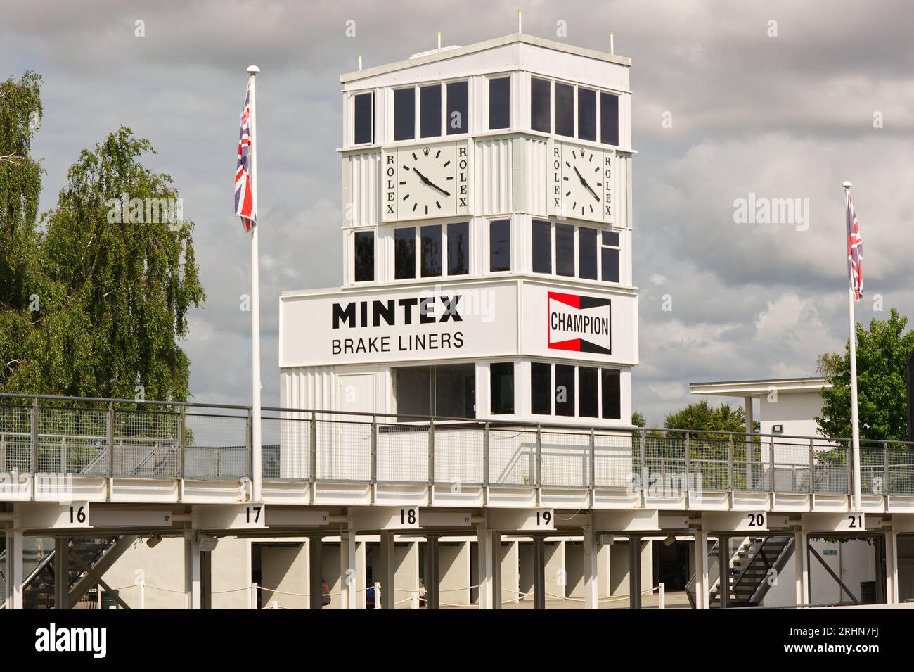 Kontrollgebäude am Goodwod Motor Racing Circuit in West Sussex, England. Stockfoto