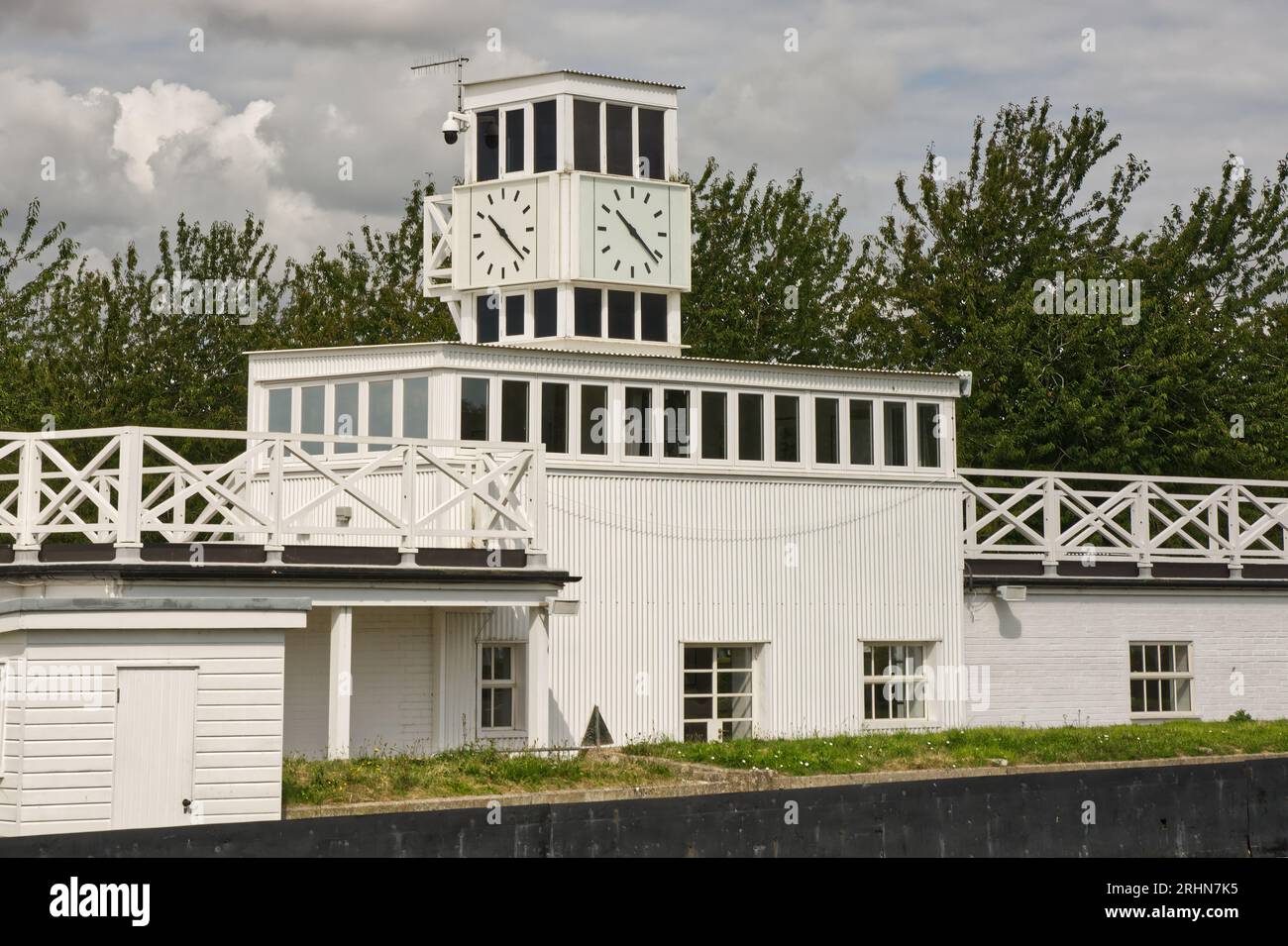 Control Tower auf dem Goodwood Motor Racing Circuit in West Susex, England. Stockfoto