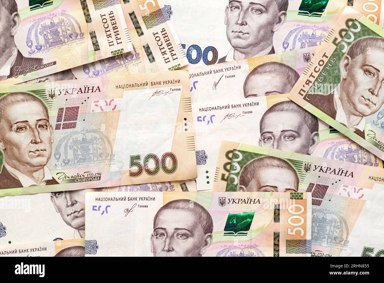 Kiew, Ukraine - 18. August 2023: Ukrainische Geldwährung der Stückelungen verstreut. Griwna-Banknoten 500 Hintergrund. Geld der Ukraine. Stockfoto