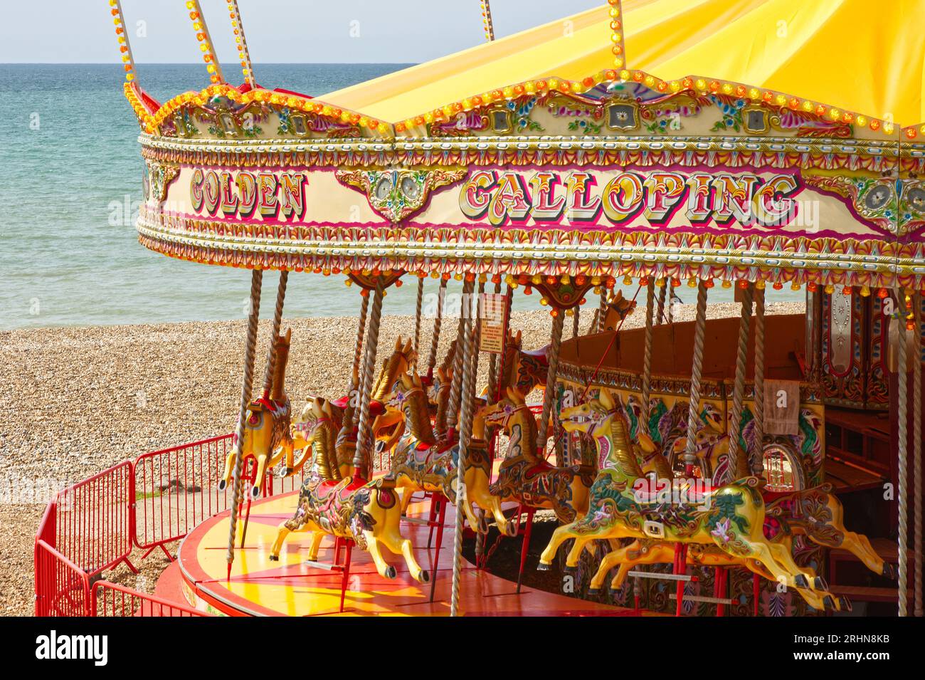 Traditioneller Messegelände-Kreisverkehr am Strand in Brighton, East Sussex, England. Stockfoto