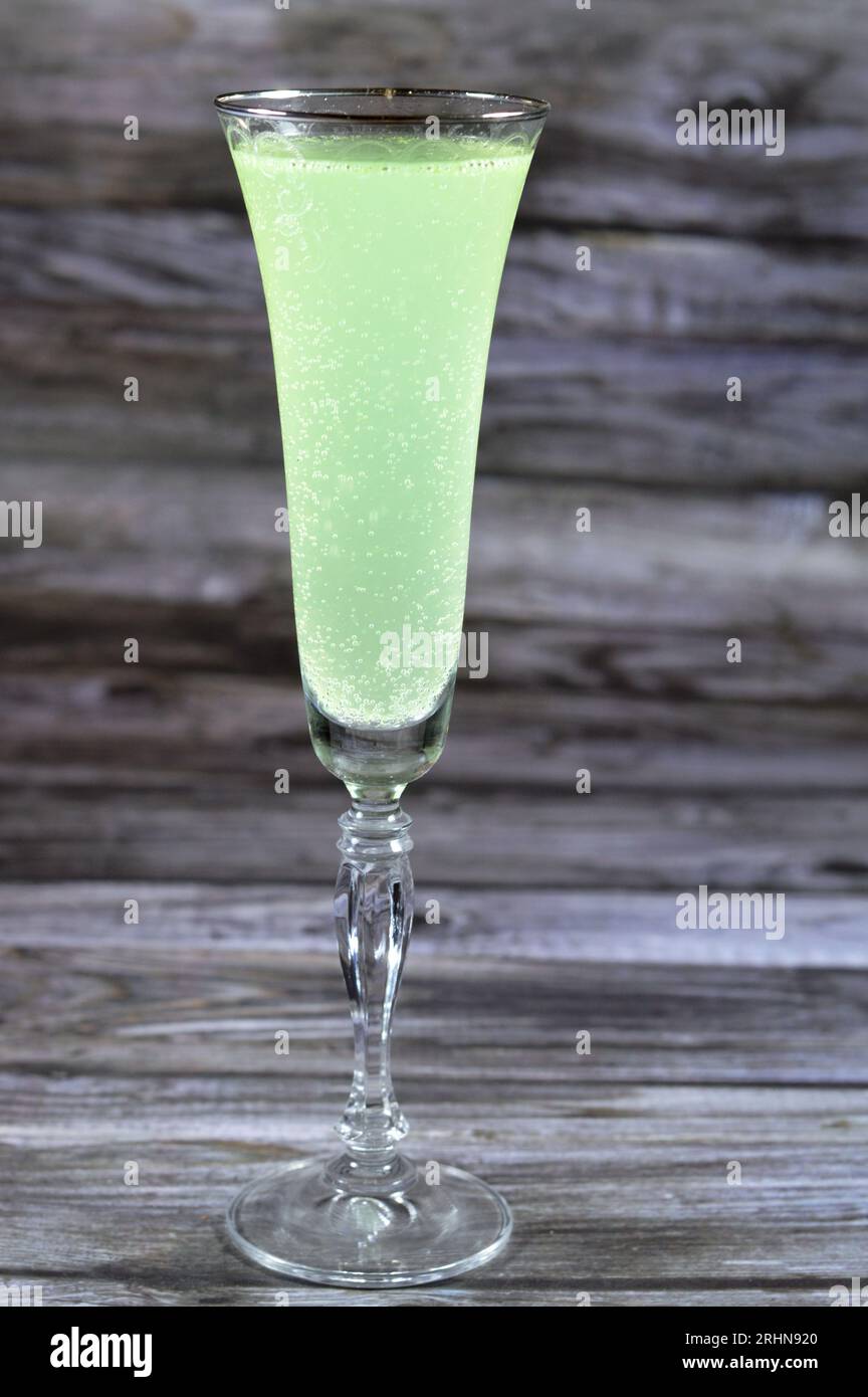 Gekühltes kaltes Limonade-Erfrischungsgetränk mit Zitronenminze, grünes Soda, kohlensäurehaltige Limonaden-Getränke, enthalten oft sehr hohe Natriumbenzoatwerte, und dies oft Stockfoto
