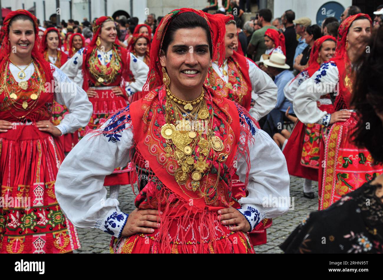 Frauen präsentieren Schmuck und traditionelle Kostüme bei der Mordomia Parade, einer der Veranstaltungen während der Festa d'Agonia in Viana do Castelo, Portugal Stockfoto