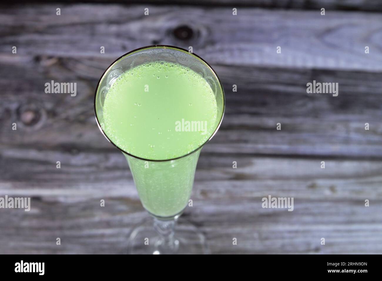 Gekühltes kaltes Limonade-Erfrischungsgetränk mit Zitronenminze, grünes Soda, kohlensäurehaltige Limonaden-Getränke, enthalten oft sehr hohe Natriumbenzoatwerte, und dies oft Stockfoto