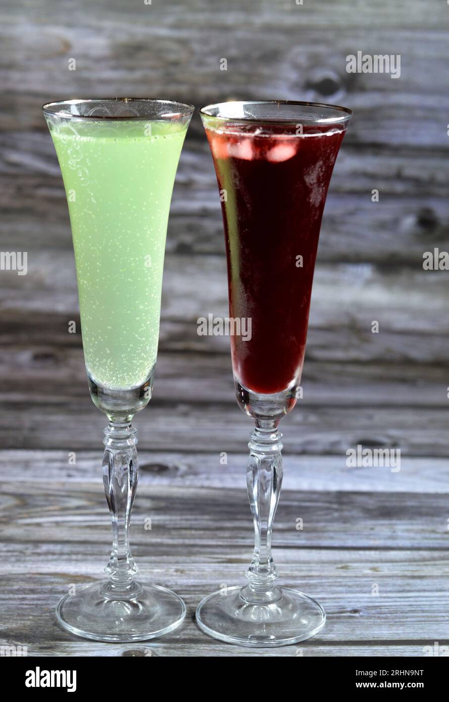 Sommergetränke, gekühltes kaltes Limonade-Erfrischungsgetränk mit Zitronenminze, grüne Soda, kohlensäurehaltiges Limonadengetränk und frisch gekühltes Roselle-Saftglas aus der Herstellung Stockfoto