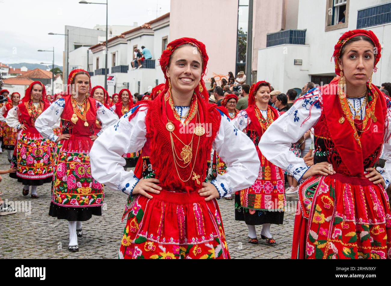 Frauen präsentieren Schmuck und traditionelle Kostüme bei der Mordomia Parade, einer der Veranstaltungen während der Festa d'Agonia in Viana do Castelo, Portugal Stockfoto