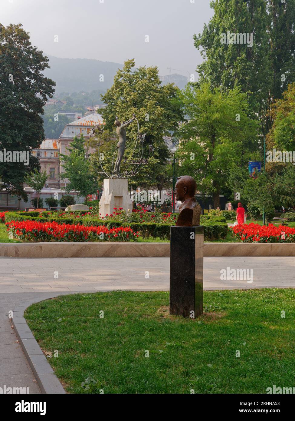 Liberation Square & Monument to the multiethnischen menschlichen oder multikulturellen man (Mitte links) Sarajevo, Bosnien und Herzegowina, 18. August 2023. Stockfoto