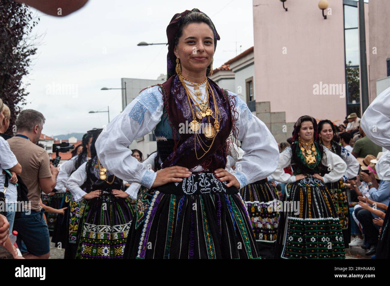 Frauen präsentieren Schmuck und traditionelle Kostüme bei der Mordomia Parade, einer der Veranstaltungen während der Festa d'Agonia in Viana do Castelo, Portugal Stockfoto