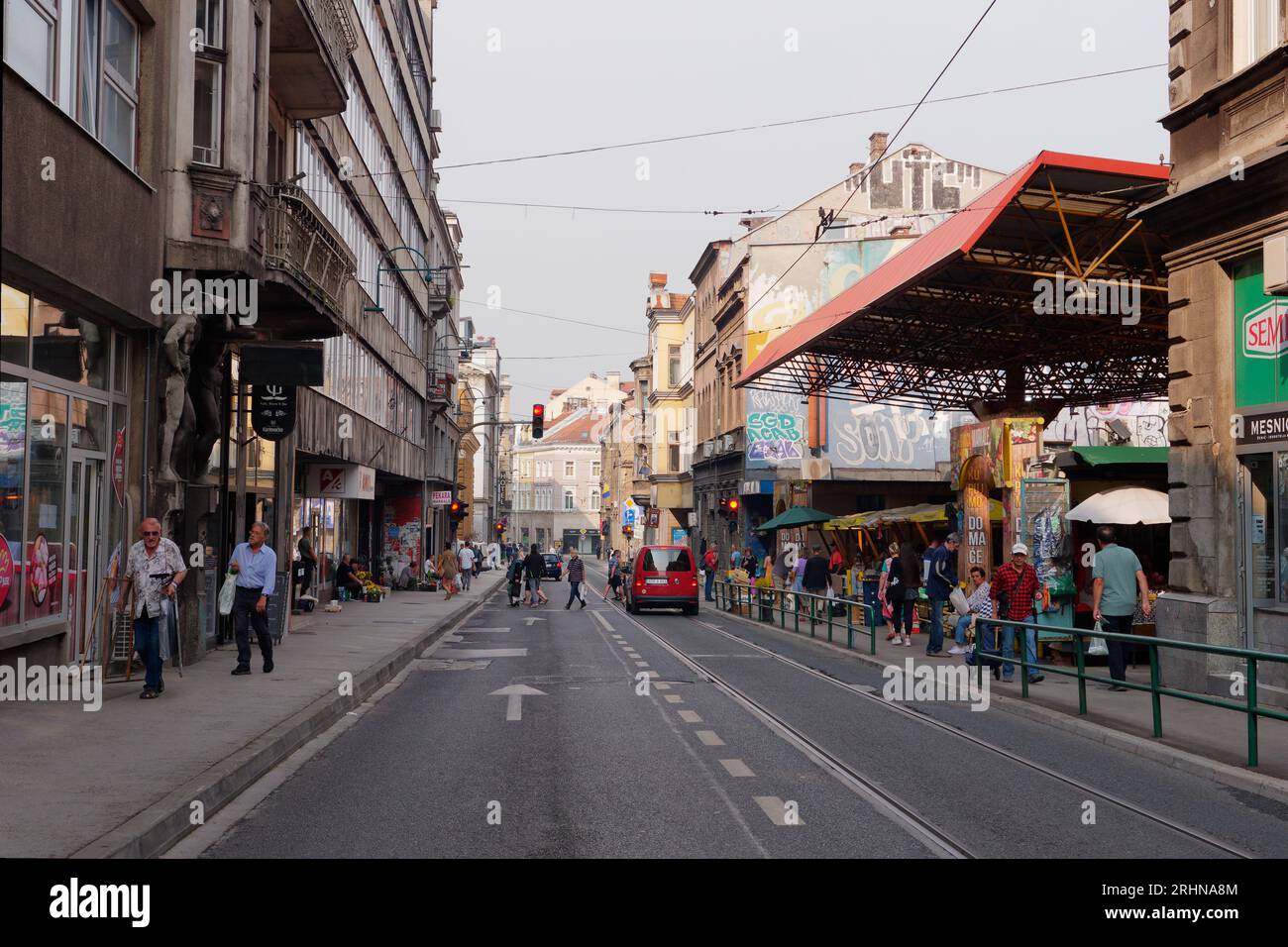 Straße in Sarajevo mit dem Pijaca Markale Outdoor überdachten Lebensmittelmarkt rechts, Bosnien und Herzegowina, 18. August 2023. Stockfoto