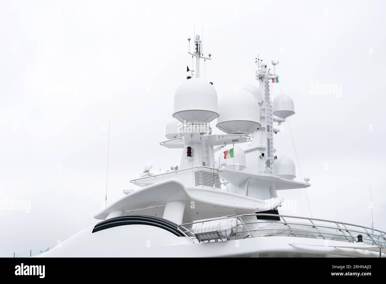 La Spezia, Italien - 18. Mai 2021: Oberer Teil der privaten, weißen Luxusmotoryacht Stockfoto