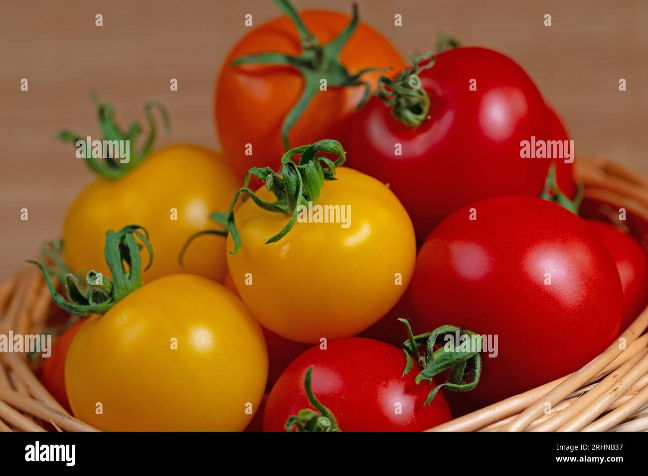 Gemischte Tomaten im Korb Stockfoto