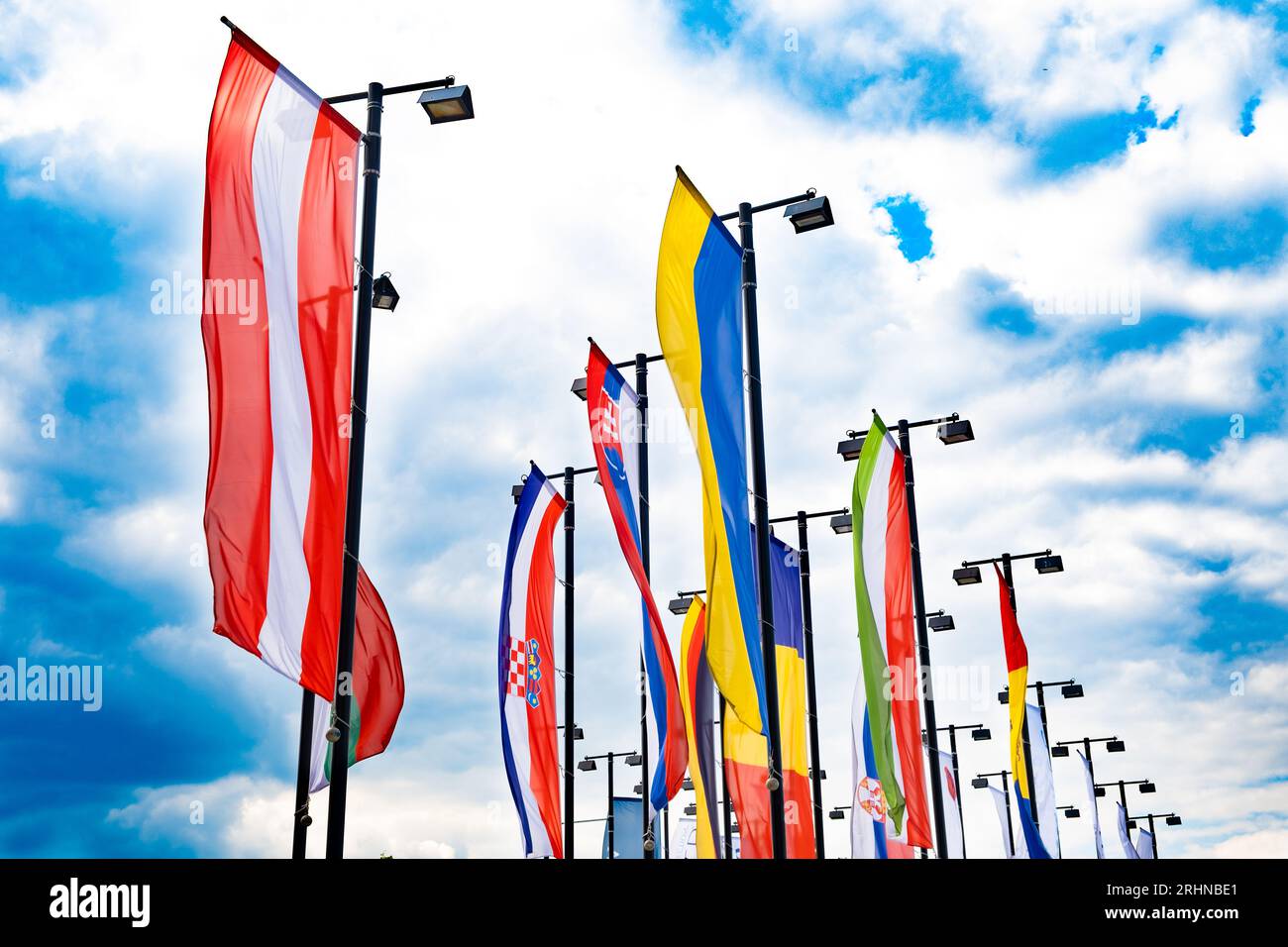 Viele Flaggen Österreichs, der Ukraine, Kroatiens, Rumäniens und anderer Länder Stockfoto