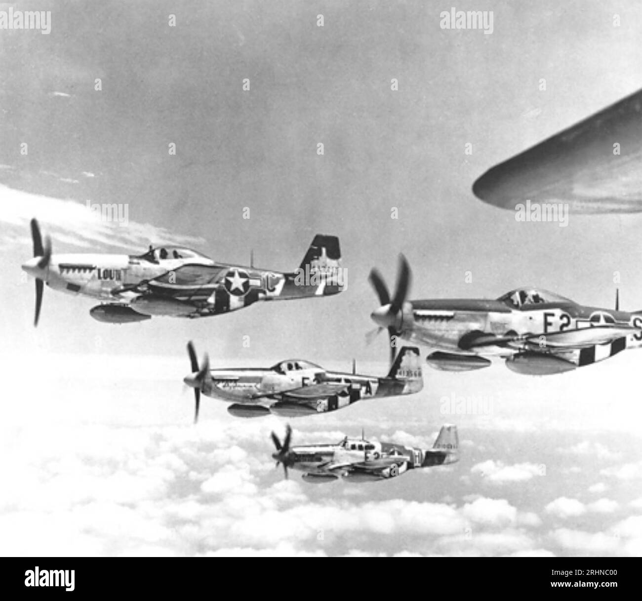 NORDAMERIKANISCHE P-51 MUSTANG Escort Fighters mit Drop Fuel Tanks im März 1944 Stockfoto