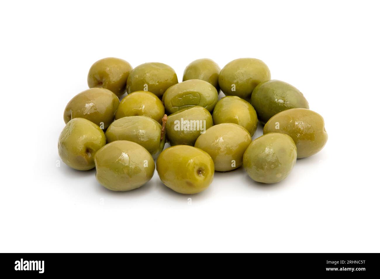 Griechische Oliven auf weißem Hintergrund Stockfoto