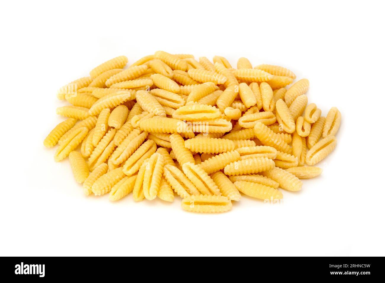 Malloreddus-Pasta auf weißem Hintergrund Stockfoto