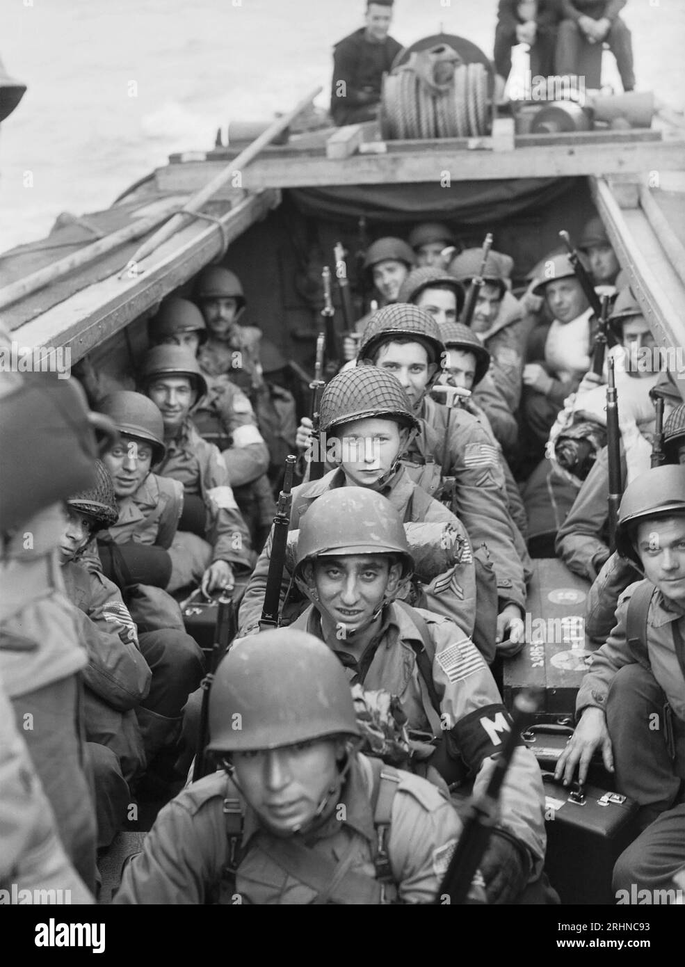 DIE OPERATION FACKELT amerikanische Soldaten auf einem Landungsschiff, das im November 1942 in Oran, Algerien, zur Buche fährt Stockfoto