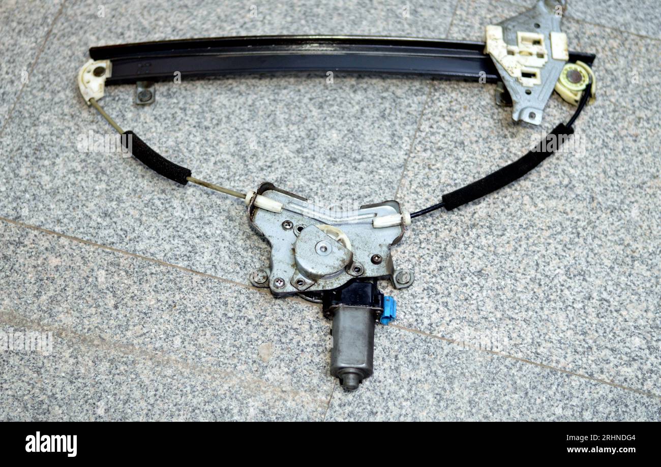 Elektrischer Fensterheber mit seinen Teilen, Kabel, Schiebebügel, Glashalterung und Fensterhebermotor, Fensterheber, Fensterhebermotor: Probleme, TES Stockfoto
