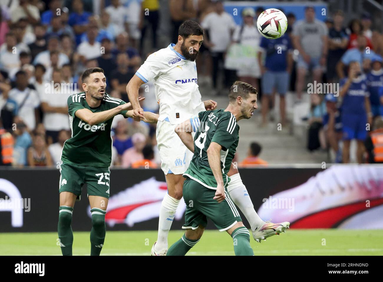 Marseille, Frankreich 15. August 2023 Samuel Gigot von Marseille zwischen Filip Mladenovic und Ruben Perez von Panathinaikos während der UEFA Champions League, dritte Qualifikationsrunde, 2. Fußballspiel zwischen Olympique de Marseille (OM) und Panathinaikos FC (Pana) am 15. August 2023 im Velodrome Stadion in Marseille, Frankreich Stockfoto