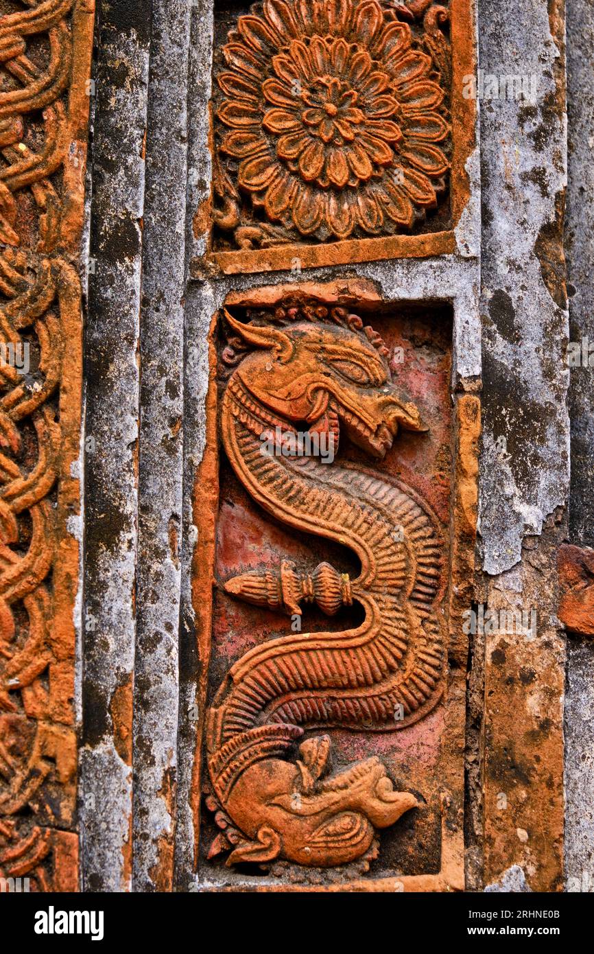 Indien, Westbengalen, Flussabfluss vom Ganges, Dorf Baranagar, bekannt für seine erdigen Tempel, Basrelief auf den Char Bangla Tempeln Stockfoto