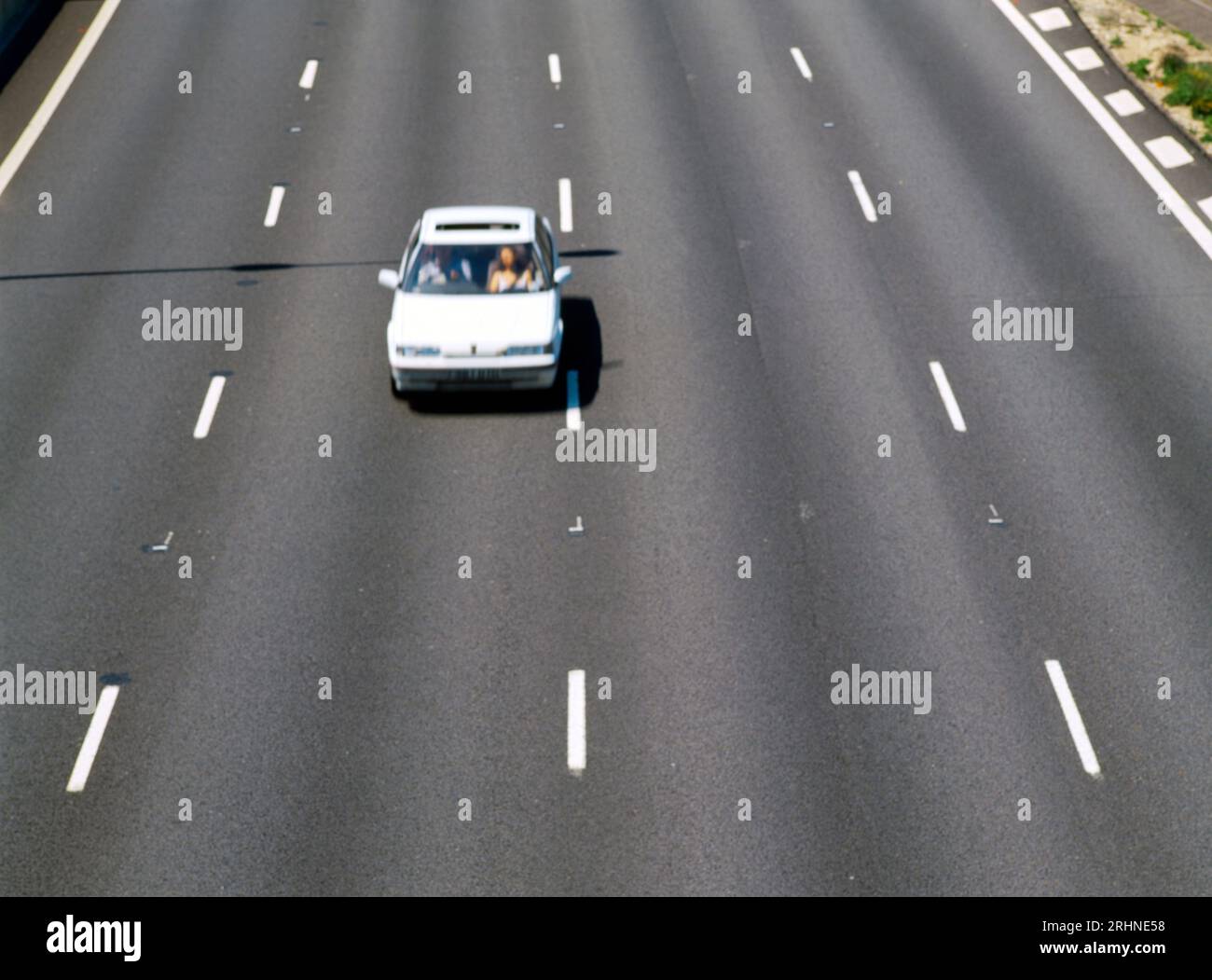 Übersicht über das weiße Auto auf der M25 Mann und Frau auf den Vordersitzen England Stockfoto