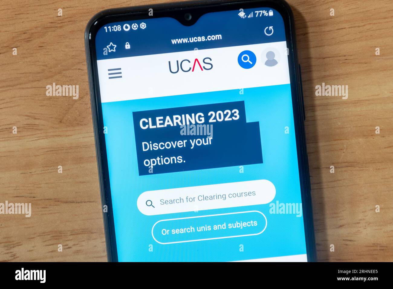 August 2023. Die Ergebnisse der A-Stufe dieses Jahres sind bereits verfügbar, und einige Studenten, die eine Universität besuchen möchten, aber ohne die erforderlichen Noten, durchlaufen den Clearing-Prozess, um Plätze zu finden. Die UCAS-Clearing-Website 2023 wird auf einem Mobiltelefon angezeigt. Stockfoto