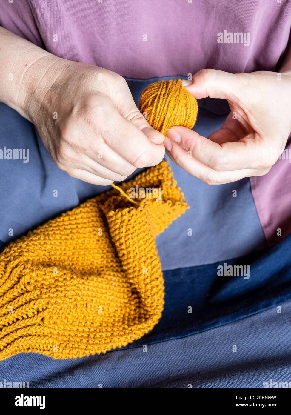 Vorderansicht der Frauenhände – Nahaufnahme des gestrickten Pullovers Stockfoto