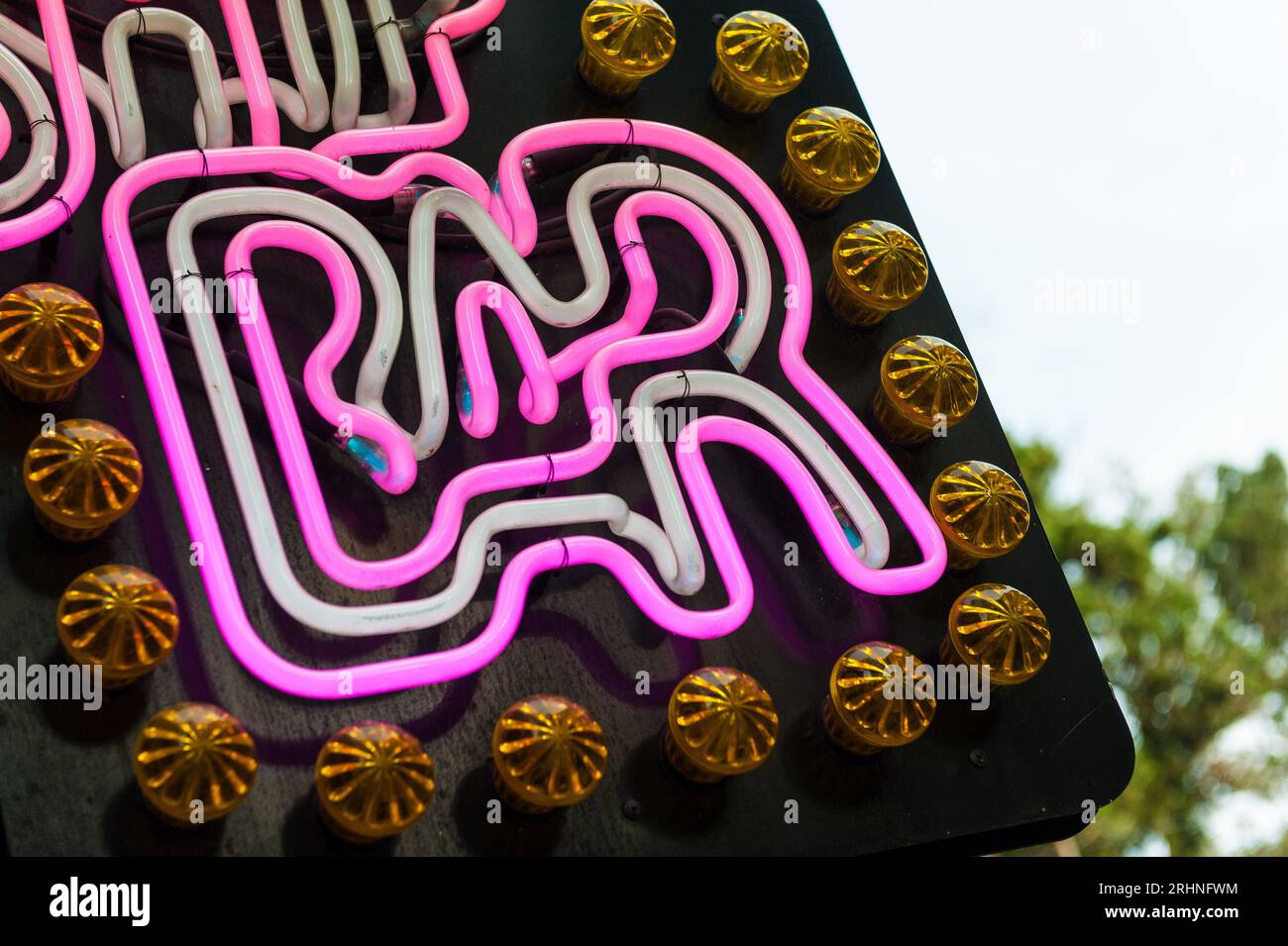 Schild mit Neonlicht Stockfoto
